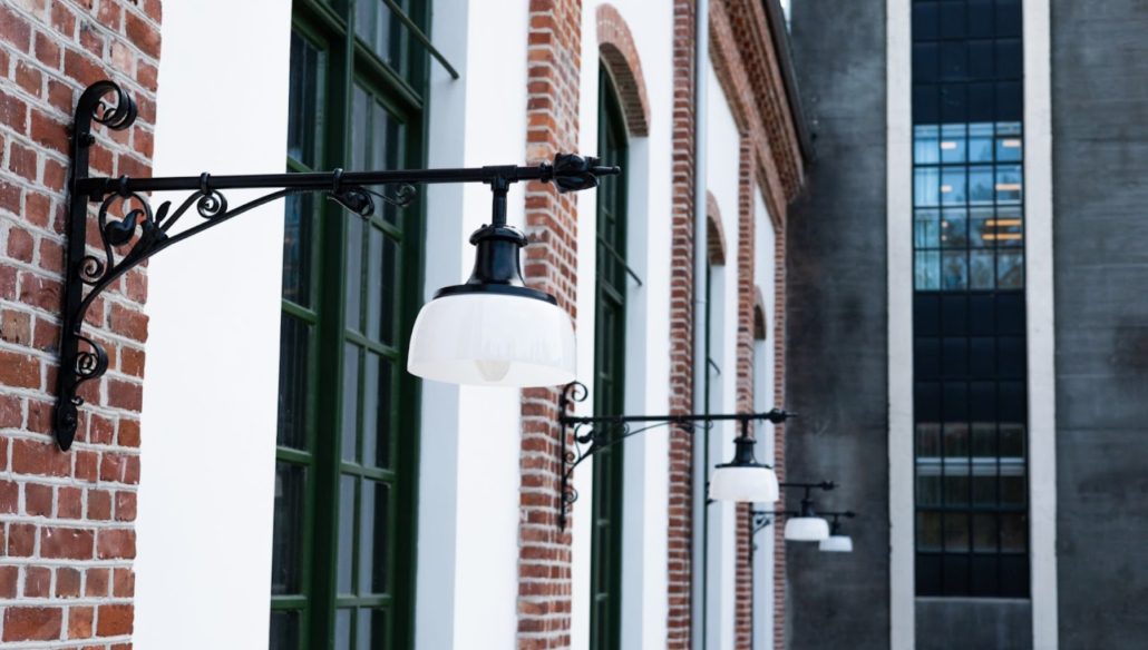 Bilde av Hydroparken fra utsiden med fokus på gatelamper fra 1900-tallet.